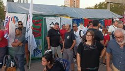 altText(Instalaron la carpa contra reforma jubilatoria del gobierno)}