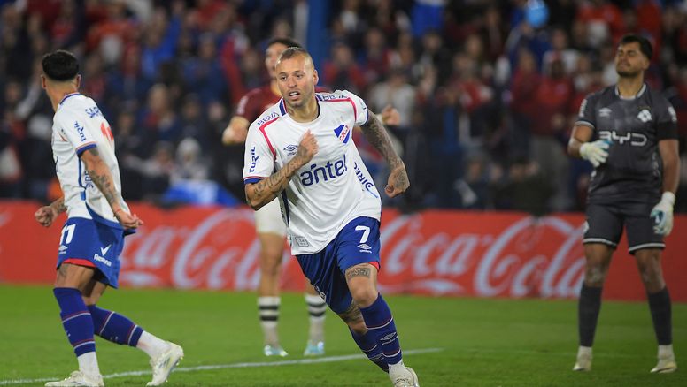 Nacional le ganó a Wanderers y le mete presión a Liverpool