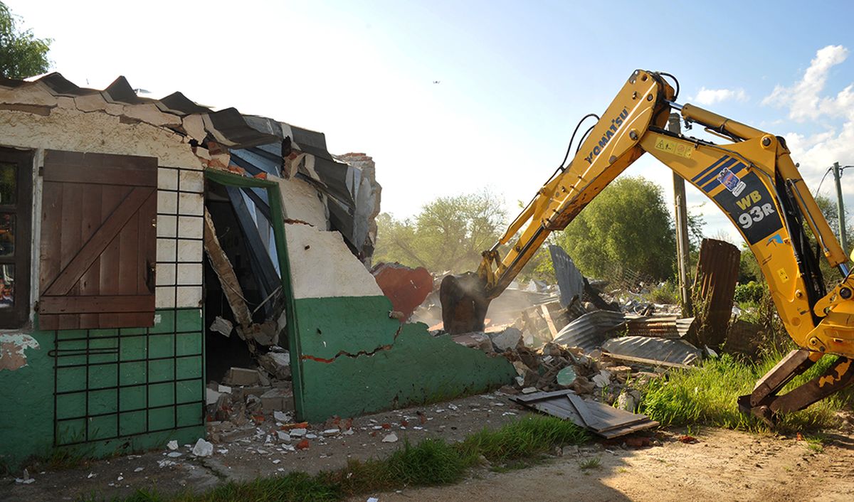 Cae la última construcción del barrio Kennedy.