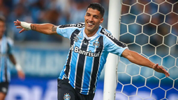 altText(Mirá el golazo que metió Suárez para el empate de Gremio)}