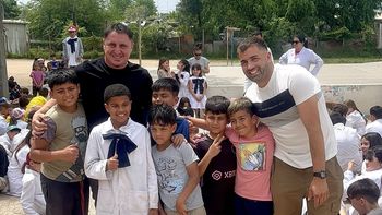 Cebolla Rodríguez y alcalde Mariani junto a escolares maragatos.