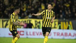 altText(Peñarol goleó a Rampla Juniors y es líder del Clausura)}