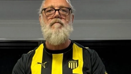 altText(Estrella de Hollywood y ganador del Oscar por Gladiador posó con la camiseta de Peñarol)}