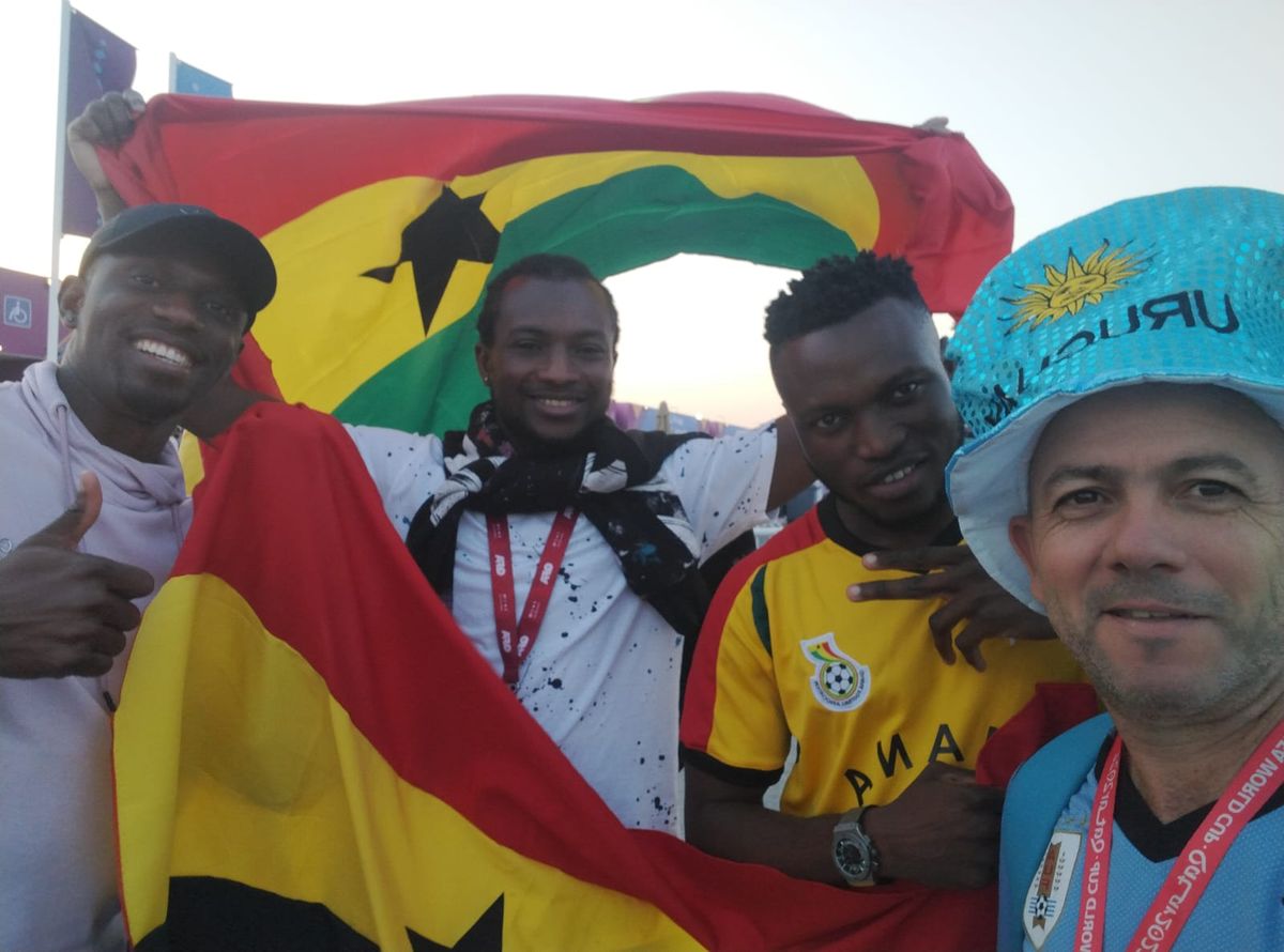 Hinchas de la celeste y de Ghana posan juntos en Qatar.