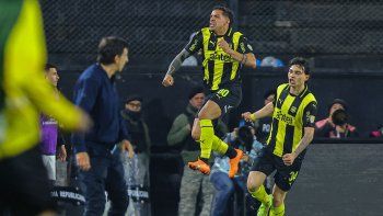 Peñarol pegó primero, le ganó a Racing y va con ventaja a Avellaneda