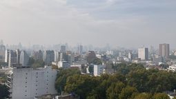 altText(Humo de incendio en San José cubrió a Buenos Aires)}