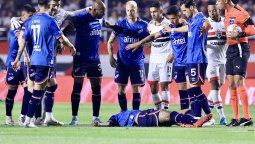 altText(Izquierdo se desplomó en el campo tras sufrir una arritmia cardíaca y está en el CTI)}