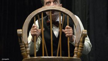 Marcos Valls interpretando Mono. Foto de Gustavo Castagnello