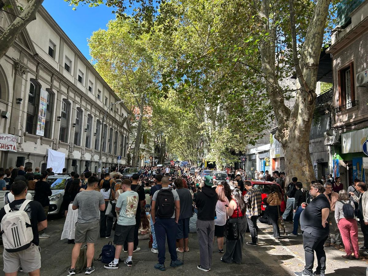 Clase en el exterior de la Facultad de Psicología.