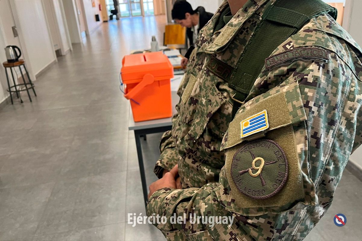 Soldados custodias de urnas durante el balotaje