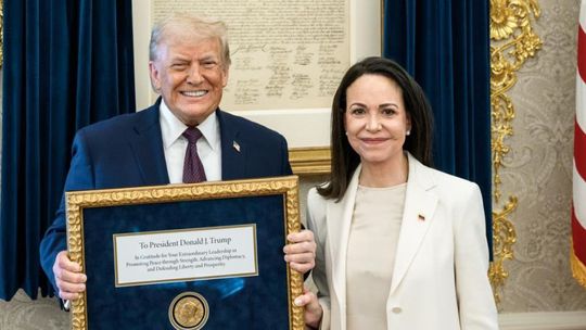 Donald Trump: Machado me entregó su Premio Nobel de la Paz por el trabajo que he realizado.
