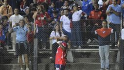 altText(Nacional derrotó por 1 a 0 a Racing por la sexta fecha del Torneo Apertura)}