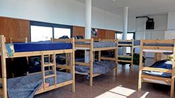 altText(Así es el refugio para personas en situación de calle que funciona en el estadio de Cerro)}