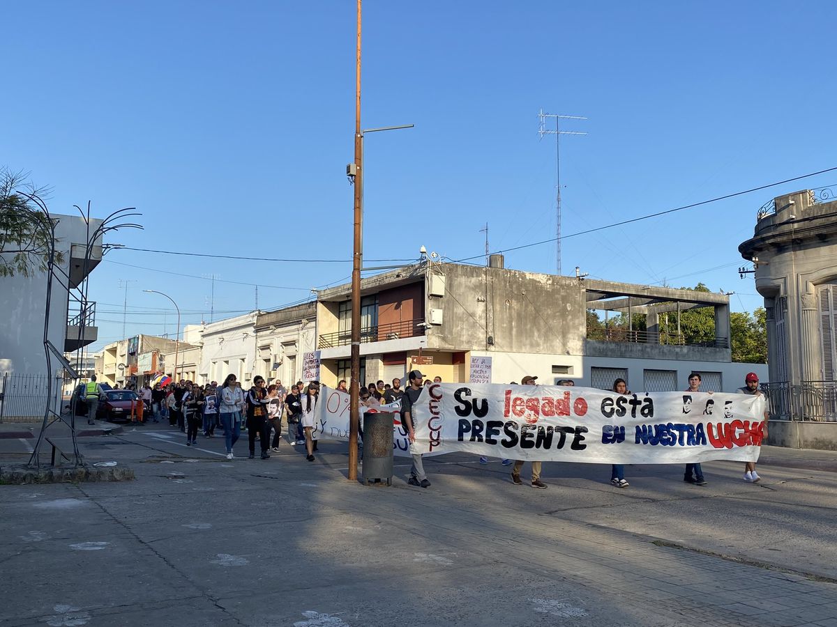 Estudiantes marchan en Paysandú recordando a sus mártires.