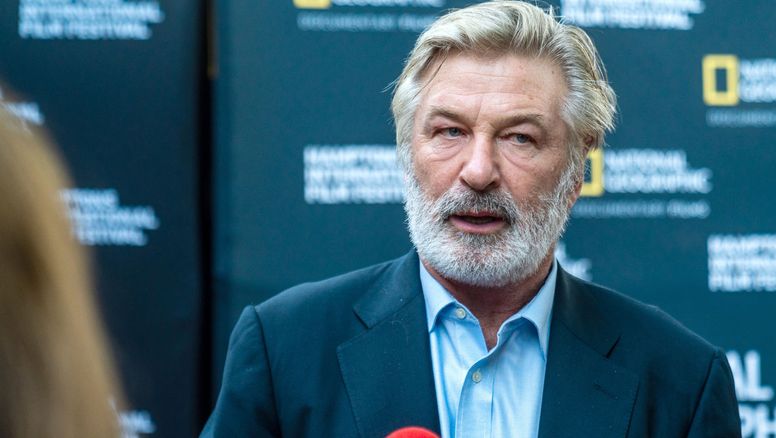 Para el FBI Alec Baldwin disparó el arma que mató a Hutchins