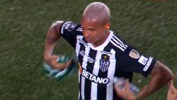 altText(Los polémicos gestos de Deyverson en el Monumental de Núñez frente a River Plate)}