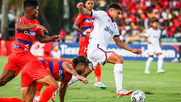 altText(Nacional vuelve a Montevideo con parte de la clasificación asegurada)}