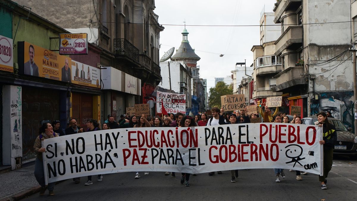 Gremios estudiantiles marcharon hacía la sede de la ANEP 