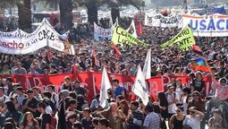 altText(Convocan a huelga general en Chile)}