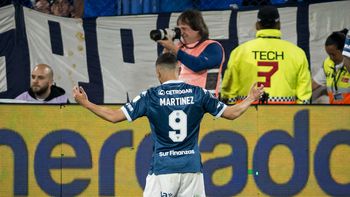 Adrián Martínez le dio el triunfo a Racing ante Vélez.