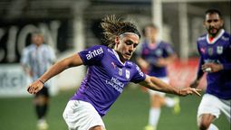 altText(Defensor Sporting derrotó a Fénix y lo dejó muy comprometido)}