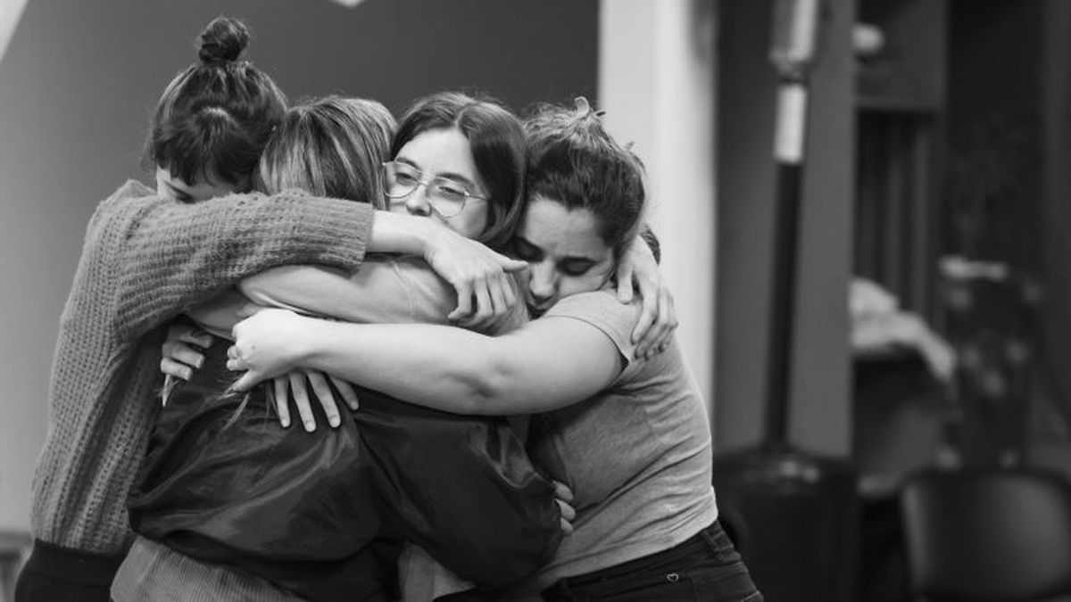 «Dejar las armas»: obra teatral que aborda la cuestión de ser mujer y amiga