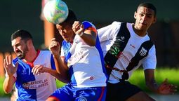 altText(Huracán FC no le pierde pisada a Uruguay Montevideo que sigue al frente)}