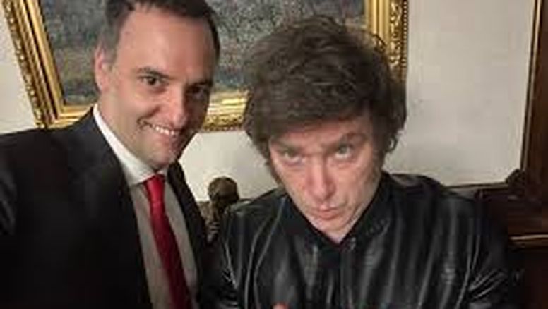 ¿Quién es el uruguayo que pagó el viaje en avión privado de vocero de Milei?