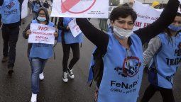 altText(Docentes y funcionarios firman preacuerdo clave con la ANEP hasta 2027)}