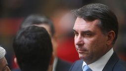 altText(Flávio Bolsonaro culpa a Lula por los nuevos aranceles que Trump le impuso a Brasil)}