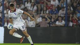 altText(Nacional derrotó a Racing por 4 a 2 y se acerca a Peñarol)}