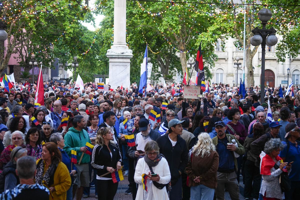 Una multitud repudi&oacute; en Montevideo la agresi&oacute;n a Venezuela.