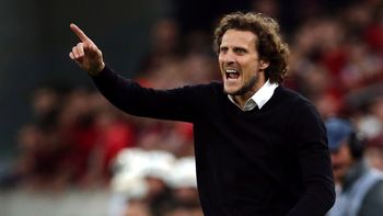 Forlán debuta al frente de Uruguay.