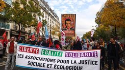 altText(Masiva marcha en París contra el alto costo de vida)}