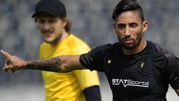 altText(Urretaviscaya firmó contrato y seguirá en Peñarol)}