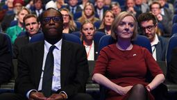 altText(Reino Unido: cayó ministro de Finanzas y tambalea Liz Truss)}