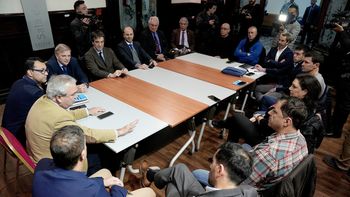 El ministro Heber se reunió con los protagonistas del fútbol para presentar su plan de seguridad.