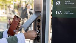 altText(Así son las nuevas paradas: pantallas, carga de celular y más accesibilidad)}