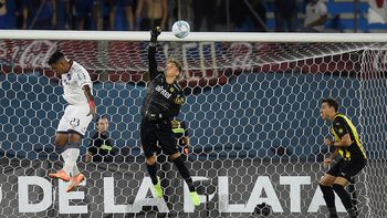 Peñarol y un arco que pesa una tonelada