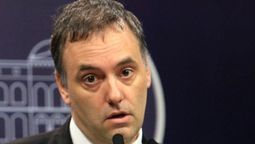 altText(Escándalo: denuncian que vocero de Javier Milei viajó con su familia en avión privado a Punta del Este)}