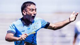 altText(Uruguay Montevideo se trepó a lo más alto de la tabla)}