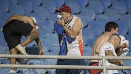 altText(Policía brasileña arremetió contra hinchas de Nacional con gases y balas de goma)}