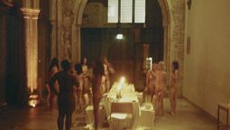 altText(¿Vamos a cenar desnudos con Charlie Ann?)}