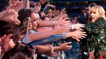 Las swifties argentinas repartieron palos contra Milei.