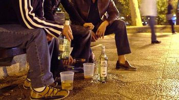 Adolescentes y alcohol: el Gobierno quiere frenar un inicio cada vez más temprano