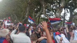 altText(La gente salió a las calles de Lavalleja a festejar el triunfo del FA)}