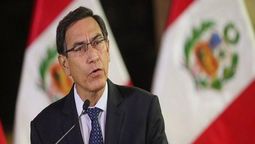 altText(Crisis en Perú: Congreso suspende por un año a Vizcarra luego de que ordenara disolverlo)}