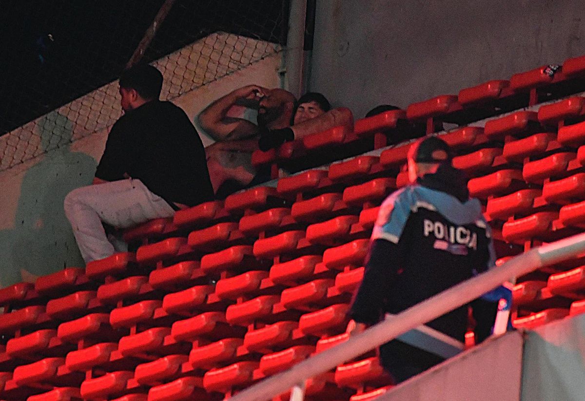 Hinchas de la Universidad de Chile lastimados ante la pasiva mirada de la Policía en el estadio de Independiente.