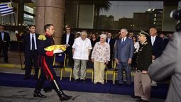 altText(Arriando el pabellón: «Siempre que llovió paró»)}