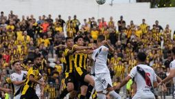 altText(Peñarol le ganó a Danubio empujando)}